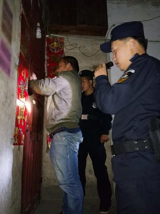 果洛粗心妈妈误将幼女锁家中 民警全城寻开锁师傅开门