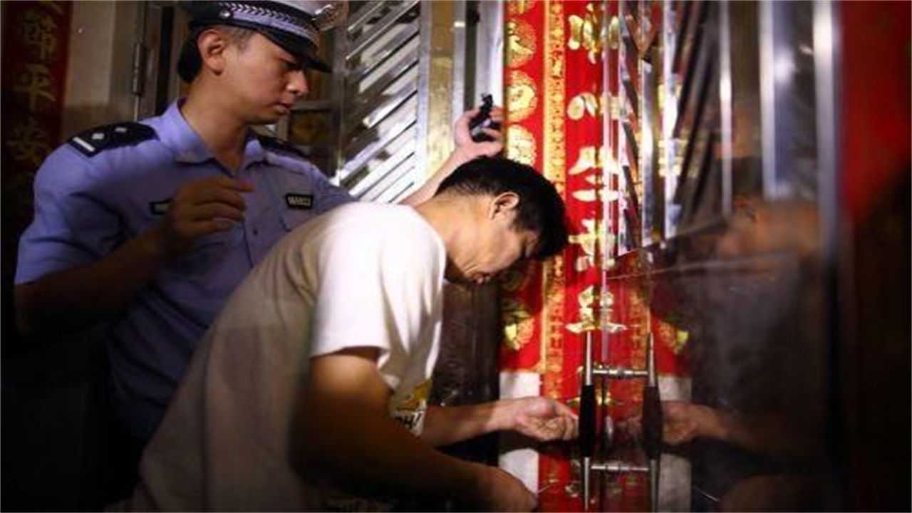 果洛请开锁师傅开了锁后，师傅为什么一般都不进门，就算主人请也不进去？